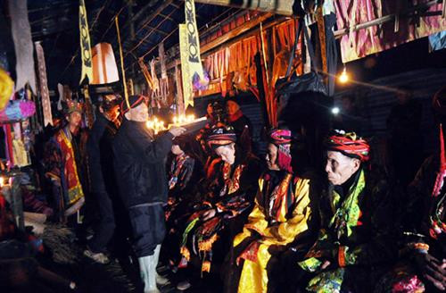 Chỉ các học trò nam giới mới được tham gia phần nghi lễ cúng trong lễ cấp sắc 12 đèn. Khi tham gia nghi lễ, các học trò phải mặc trang phục truyền thống theo đúng quy định. Nghi lễ cấp sắc 12 đèn gồm nhiều lễ cúng quan trọng, diễn ra trong không gian văn hóa mang đậm bản sắc dân tộc Dao, được trang trí công phu. Cùng thực hiện một nghi lễ trước bàn thờ trung tâm. Thực hiện nghi lễ dâng hương với những điệu nhảy trong tiếng kèn, trống rộn ràng. Phụ nữ trong trang phục cô dâu theo chồng đi làm lễ. Trong 4 ngày tất cả chỉ ăn cơm chay, bữa cuối cùng mới được ăn cơm có thịt. Những em nhỏ tham gia một nghi lễ cúng sao mặt trời. Một nghi lễ cúng ngoài trời ban đêm. Chuẩn bị sẵn sàng chiếc ghế để ngồi trước nghi lễ thắp đèn. Thầy cúng truyền 1 mâm 7 đèn và 1 mâm 12 đèn qua đầu các học trò. Các học trò được sư phụ dùng 2 chiếc gậy làm phép đỡ dậy khỏi ghế. Nghi lễ cấp sắc 12 đèn có ý nghĩa quan trọng với đồng bào Dao đỏ, vừa khẳng định sự trưởng thành và vị thế của người đàn ông, vừa cấp sắc cho cả những người đã qua đời, đồng thời chứng nhận cho các cặp vợ chồng mãi bên nhau khi sang thế giới bên kia.