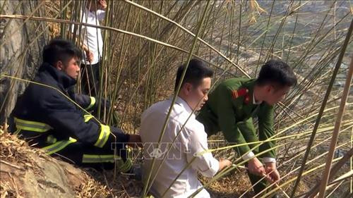 Lực lượng chức năng tham gia cứu nạn, cứu hộ 4 nạn nhân mắc kẹt trong hang núi. Ảnh: TTXVN phát Lực lượng chức năng tham gia cứu nạn, cứu hộ 4 nạn nhân mắc kẹt trong hang núi. Ảnh: TTXVN phát