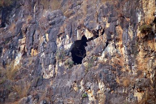 Lực lượng chức năng tham gia cứu nạn, cứu hộ 4 nạn nhân mắc kẹt trong hang núi. Ảnh: TTXVN phát Lực lượng chức năng tham gia cứu nạn, cứu hộ 4 nạn nhân mắc kẹt trong hang núi. Ảnh: TTXVN phát