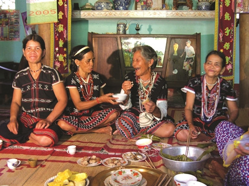 Mọi người quây quần bên nhau cùng ăn, uống