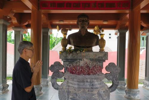 Ông Chựa trong một lần tới thắp hương tưởng nhớ Bác tại Khu di tích nơi Bác Hồ nói chuyện với nhân dân các dân tộc huyện Yên Châu, thuộc thị trấn Yên Châu, tỉnh Sơn La. Ảnh: Nguyễn Chiến - TTXVN Ông Chựa trong một lần tới thắp hương tưởng nhớ Bác tại Khu di tích nơi Bác Hồ nói chuyện với nhân dân các dân tộc huyện Yên Châu, thuộc thị trấn Yên Châu, tỉnh Sơn La. Ảnh: Nguyễn Chiến - TTXVN