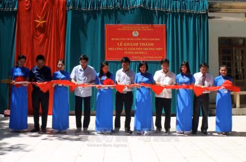 Cắt băng khánh thành nhà công vụ cho giáo viên Trường Trung học Phổ thông Tương Dương 2. Ảnh: Tá Chuyên – TTXVN Cắt băng khánh thành nhà công vụ cho giáo viên Trường Trung học Phổ thông Tương Dương 2. Ảnh: Tá Chuyên – TTXVN