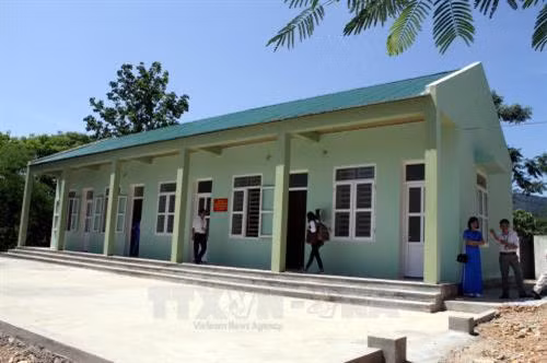 Nhà công vụ cho giáo viên Trường Trung học Phổ thông Tương Dương 2 đưa vào sử dụng. Ảnh: Tá Chuyên – TTXVN Nhà công vụ cho giáo viên Trường Trung học Phổ thông Tương Dương 2 đưa vào sử dụng. Ảnh: Tá Chuyên – TTXVN