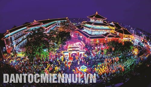 Miếu Bà Chúa Xứ là di tích lịch sử cấp quốc gia, mỗi năm thu hút khoảng 4 triệu lượt khách đến tham quan, hành hương. Ảnh: An Hiếu Du khách tham quan Nhà trưng bày cổ vật tại Lăng Thoại Ngọc Hầu nằm trong quần thể Khu du lịch quốc gia Núi Sam.Ảnh: An Hiếu Hàng năm, lễ hội Vía Bà Chúa Xứ núi Sam được tổ chức trang trọng từ ngày 23 - 27/4 (âm lịch), trong đó ngày vía chính là ngày 25. Ảnh: An Hiếu