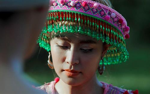 Ca sĩ Hoàng Thùy Linh trong MV "Để Mị nói cho mà nghe". Ca sĩ Hoàng Thùy Linh trong MV "Để Mị nói cho mà nghe".