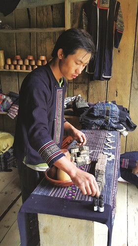 Anh Má A Nủ đã sản xuất thành công các sản phẩm mới từ tinh dầu dược liệu như: xà phòng tắm, dầu gội, dung dịch tắm...