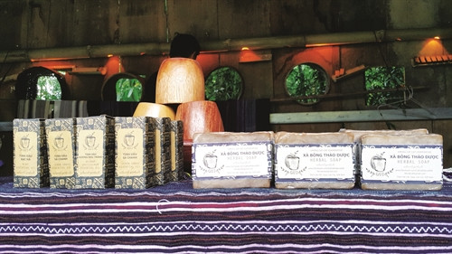 Một số sản phẩm tinh dầu chiết xuất từ tự nhiên, được trưng bày ở điểm du lịch Cát Cát, xã San Sả Hồ, huyện Sa Pa