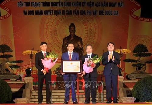 Phó Chủ tịch Ủy ban nhân dân thành phố Hải Phòng Lê Khắc Nam trao Quyết định của Bộ trưởng Bộ Văn hóa, Thể thao và Du lịch công nhận Di sản văn hóa phi vật thể Quốc gia Lễ hội Đền thờ Trạng Trình Nguyễn Bỉnh Khiêm cho lãnh đạo huyện Vĩnh Bảo. Ảnh: An Đăng - TTXVN Phó Chủ tịch Ủy ban nhân dân thành phố Hải Phòng Lê Khắc Nam trao Quyết định của Bộ trưởng Bộ Văn hóa, Thể thao và Du lịch công nhận Di sản văn hóa phi vật thể Quốc gia Lễ hội Đền thờ Trạng Trình Nguyễn Bỉnh Khiêm cho lãnh đạo huyện Vĩnh Bảo. Ảnh: An Đăng - TTXVN