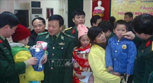 Đại diện Ban tổ chức Chương trình giao lưu, thăm hỏi gia đình có trẻ bị dị tật khe hở môi được phẫu thuật. Ảnh: Quang Duy - TTXVN Đại diện Ban tổ chức Chương trình giao lưu, thăm hỏi gia đình có trẻ bị dị tật khe hở môi được phẫu thuật. Ảnh: Quang Duy - TTXVN