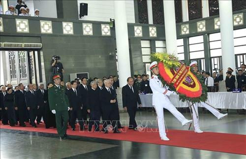 Nhà tang lễ quốc gia, số 5 Trần Thánh Tông (Hà Nội), nơi tổ chức Quốc tang Chủ tịch nước Trần Đại Quang. Ảnh: TTXVN Đồng chí Trương Hoà Bình, Ủy viên Bộ Chính trị, Phó Thủ tướng thường trực Chính phủ đọc Tiểu sử Chủ tịch nước Trần Đại Quang và danh sách Ban Lễ tang. Ảnh: TTXVN Ông Trần Quân, con trai trưởng của Chủ tịch nước Trần Đại Quang thắp nén hương viếng Cha. Ảnh: TTXVN Đoàn gia đình, họ hàng nội ngoại viếng Chủ tịch nước Trần Đại Quang. Ảnh: Nhan Sáng – TTXVN Đoàn Ban Chấp hành Trung ương Đảng Cộng sản Việt Nam, do đồng chí Nguyễn Phú Trọng, Tổng Bí thư Ban Chấp hành Trung ương Đảng làm Trưởng đoàn, viếng Chủ tịch nước Trần Đại Quang. Ảnh: TTXVN Tổng Bí thư Nguyễn Phú Trọng ghi sổ tang. Ảnh: TTXVN Đoàn Chính phủ nước Cộng hòa XHCN Việt Nam, do đồng chí Nguyễn Xuân Phúc, Ủy viên Bộ Chính trị, Thủ tướng Chính phủ làm Trưởng đoàn, viếng Chủ tịch nước Trần Đại Quang. Ảnh: Nhan Sáng – TTXVN Thủ tướng Nguyễn Xuân Phúc chia buồn cùng tang quyến Chủ tịch nước Trần Đại Quang. Ảnh: TTXVN Nguyên Ủy viên Bộ Chính trị, nguyên Chủ tịch nước Trần Đức Lương (bên trái) và nguyên Ủy viên Bộ Chính trị, nguyên Thủ tướng Chính phủ Nguyễn Tấn Dũng (bên phải) ghi sổ tang. Ảnh: TTXVN Đoàn Quốc hội nước Cộng hòa XHCN Việt Nam, do đồng chí Nguyễn Thị Kim Ngân, Ủy viên Bộ Chính trị, Chủ tịch Quốc hội làm Trưởng đoàn, viếng Chủ tịch nước Trần Đại Quang. Ảnh: Nhan Sáng – TTXVN Đồng chí Tòng Thị Phóng (bên trái), Ủy viên Bộ Chính trị, Phó Chủ tịch thường trực Quốc hội và đồng chí Đặng Thị Ngọc Thịnh, Ủy viên Trung ương Đảng, Quyền Chủ tịch nước chia buồn cùng tang quyến Chủ tịch nước Trần Đại Quang. Ảnh: TTXVN Đoàn Văn phòng Chủ tịch nước Cộng hòa XHCN Việt Nam, do đồng chí Đặng Thị Ngọc Thịnh, Ủy viên Trung ương Đảng, Quyền Chủ tịch nước làm Trưởng đoàn, viếng Chủ tịch nước Trần Đại Quang. Ảnh: Nhan Sáng – TTXVN Đoàn Ủy ban Trung ương Mặt trận Tổ quốc Việt Nam, do đồng chí Hầu A Lềnh, Ủy viên Trung ương Đảng, Phó Chủ tịch, Tổng Thư ký UBTƯ MTTQ Việt Nam làm Trưởng đoàn, viếng Chủ tịch nước Trần Đại Quang. Ảnh: TTXVN Đoàn Ban Dân vận Trung ương, do đồng chí Trương Thị Mai, Ủy viên Bộ Chính trị, Bí thư Trung ương Đảng, Trưởng Ban Dân vận Trung ương làm Trưởng đoàn, viếng Chủ tịch nước Trần Đại Quang. Ảnh: TTXVN Đoàn Ban Tổ chức Trung ương, do đồng chí Phạm Minh Chính, Ủy viên Bộ Chính trị, Bí thư Trung ương Đảng, Trưởng Ban Tổ chức Trung ương làm Trưởng đoàn, viếng Chủ tịch nước Trần Đại Quang. Ảnh: Nhan Sáng – TTXVN Đoàn Đảng ủy Công an Trung ương, Bộ Công an, do Thượng tướng Tô Lâm, Ủy viên Bộ Chính trị, Bí thư Đảng ủy Công an Trung ương, Bộ trưởng Bộ Công an làm Trưởng đoàn, viếng Chủ tịch nước Trần Đại Quang. Ảnh: TTXVN Đoàn Quân ủy Trung ương, Bộ Quốc phòng, do đồng chí Ngô Xuân Lịch, Ủy viên Bộ Chính trị, Phó Bí thư Quân ủy Trung ương, Bộ trưởng Bộ Quốc phòng làm Trưởng đoàn, viếng Chủ tịch nước Trần Đại Quang. Ảnh: TTXVN Đoàn Thành ủy, HĐND, UBND, Ủy ban MTTQ Việt Nam TP Hà Nội, do đồng chí Hoàng Trung Hải, Ủy viên Bộ Chính trị, Bí thư Thành uỷ Hà Nội làm Trưởng đoàn, viếng Chủ tịch nước Trần Đại Quang. Ảnh: Nhan Sáng – TTXVN Đoàn Tỉnh ủy, HĐND, UBND, Ủy ban Mặt trận Tổ quốc Việt Nam tỉnh Ninh Bình, do đồng chí Nguyễn Thị Thanh, Ủy viên Trung ương Đảng, Bí thư Tỉnh ủy Ninh Bình làm Trưởng đoàn, viếng Chủ tịch nước Trần Đại Quang. Ảnh: Nhan Sáng – TTXVN Nhà tang lễ quốc gia, số 5 Trần Thánh Tông (Hà Nội), nơi tổ chức Quốc tang Chủ tịch nước Trần Đại Quang. Ảnh: TTXVN Đồng chí Trương Hoà Bình, Ủy viên Bộ Chính trị, Phó Thủ tướng thường trực Chính phủ đọc Tiểu sử Chủ tịch nước Trần Đại Quang và danh sách Ban Lễ tang. Ảnh: TTXVN Ông Trần Quân, con trai trưởng của Chủ tịch nước Trần Đại Quang thắp nén hương viếng Cha. Ảnh: TTXVN Đoàn gia đình, họ hàng nội ngoại viếng Chủ tịch nước Trần Đại Quang. Ảnh: Nhan Sáng – TTXVN Đoàn Ban Chấp hành Trung ương Đảng Cộng sản Việt Nam, do đồng chí Nguyễn Phú Trọng, Tổng Bí thư Ban Chấp hành Trung ương Đảng làm Trưởng đoàn, viếng Chủ tịch nước Trần Đại Quang. Ảnh: TTXVN Tổng Bí thư Nguyễn Phú Trọng ghi sổ tang. Ảnh: TTXVN Đoàn Chính phủ nước Cộng hòa XHCN Việt Nam, do đồng chí Nguyễn Xuân Phúc, Ủy viên Bộ Chính trị, Thủ tướng Chính phủ làm Trưởng đoàn, viếng Chủ tịch nước Trần Đại Quang. Ảnh: Nhan Sáng – TTXVN Thủ tướng Nguyễn Xuân Phúc chia buồn cùng tang quyến Chủ tịch nước Trần Đại Quang. Ảnh: TTXVN Nguyên Ủy viên Bộ Chính trị, nguyên Chủ tịch nước Trần Đức Lương (bên trái) và nguyên Ủy viên Bộ Chính trị, nguyên Thủ tướng Chính phủ Nguyễn Tấn Dũng (bên phải) ghi sổ tang. Ảnh: TTXVN Đoàn Quốc hội nước Cộng hòa XHCN Việt Nam, do đồng chí Nguyễn Thị Kim Ngân, Ủy viên Bộ Chính trị, Chủ tịch Quốc hội làm Trưởng đoàn, viếng Chủ tịch nước Trần Đại Quang. Ảnh: Nhan Sáng – TTXVN Đồng chí Tòng Thị Phóng (bên trái), Ủy viên Bộ Chính trị, Phó Chủ tịch thường trực Quốc hội và đồng chí Đặng Thị Ngọc Thịnh, Ủy viên Trung ương Đảng, Quyền Chủ tịch nước chia buồn cùng tang quyến Chủ tịch nước Trần Đại Quang. Ảnh: TTXVN Đoàn Văn phòng Chủ tịch nước Cộng hòa XHCN Việt Nam, do đồng chí Đặng Thị Ngọc Thịnh, Ủy viên Trung ương Đảng, Quyền Chủ tịch nước làm Trưởng đoàn, viếng Chủ tịch nước Trần Đại Quang. Ảnh: Nhan Sáng – TTXVN Đoàn Ủy ban Trung ương Mặt trận Tổ quốc Việt Nam, do đồng chí Hầu A Lềnh, Ủy viên Trung ương Đảng, Phó Chủ tịch, Tổng Thư ký UBTƯ MTTQ Việt Nam làm Trưởng đoàn, viếng Chủ tịch nước Trần Đại Quang. Ảnh: TTXVN Đoàn Ban Dân vận Trung ương, do đồng chí Trương Thị Mai, Ủy viên Bộ Chính trị, Bí thư Trung ương Đảng, Trưởng Ban Dân vận Trung ương làm Trưởng đoàn, viếng Chủ tịch nước Trần Đại Quang. Ảnh: TTXVN Đoàn Ban Tổ chức Trung ương, do đồng chí Phạm Minh Chính, Ủy viên Bộ Chính trị, Bí thư Trung ương Đảng, Trưởng Ban Tổ chức Trung ương làm Trưởng đoàn, viếng Chủ tịch nước Trần Đại Quang. Ảnh: Nhan Sáng – TTXVN Đoàn Đảng ủy Công an Trung ương, Bộ Công an, do Thượng tướng Tô Lâm, Ủy viên Bộ Chính trị, Bí thư Đảng ủy Công an Trung ương, Bộ trưởng Bộ Công an làm Trưởng đoàn, viếng Chủ tịch nước Trần Đại Quang. Ảnh: TTXVN Đoàn Quân ủy Trung ương, Bộ Quốc phòng, do đồng chí Ngô Xuân Lịch, Ủy viên Bộ Chính trị, Phó Bí thư Quân ủy Trung ương, Bộ trưởng Bộ Quốc phòng làm Trưởng đoàn, viếng Chủ tịch nước Trần Đại Quang. Ảnh: TTXVN Đoàn Thành ủy, HĐND, UBND, Ủy ban MTTQ Việt Nam TP Hà Nội, do đồng chí Hoàng Trung Hải, Ủy viên Bộ Chính trị, Bí thư Thành uỷ Hà Nội làm Trưởng đoàn, viếng Chủ tịch nước Trần Đại Quang. Ảnh: Nhan Sáng – TTXVN Đoàn Tỉnh ủy, HĐND, UBND, Ủy ban Mặt trận Tổ quốc Việt Nam tỉnh Ninh Bình, do đồng chí Nguyễn Thị Thanh, Ủy viên Trung ương Đảng, Bí thư Tỉnh ủy Ninh Bình làm Trưởng đoàn, viếng Chủ tịch nước Trần Đại Quang. Ảnh: Nhan Sáng – TTXVN