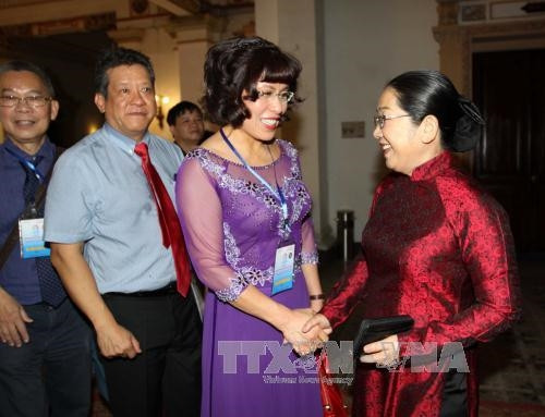 Phó Bí thư Thành ủy TP. Hồ Chí Minh Nguyễn Thị Dung gặp gỡ kiều bào Việt Nam trong buổi gặp. Ảnh: Thanh Vũ-TTXVN