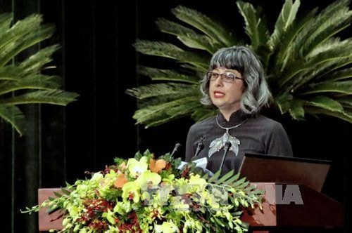 Bà Carolina Kiều Chinh, Việt kiều Mỹ, giáo sư nghiên cứu về văn hóa phương Đông và giảng dạy về văn hóa Việt tại nhiều trường đại học ở Hoa Kỳ, phát biểu trong phiên khai mạc hội nghị