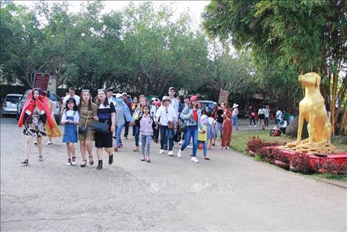 Khu du lịch cộng đồng Ko Tam, thành phố Buôn Ma Thuột thu hút đông đảo du khách những ngày đầu Xuân. Ảnh: Phạm Cường-TTXVN Khu du lịch cộng đồng Ko Tam, thành phố Buôn Ma Thuột thu hút đông đảo du khách những ngày đầu Xuân. Ảnh: Phạm Cường-TTXVN