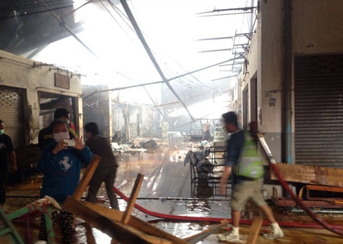 Lực lượng cứu hỏa nỗ lực dập tắt các đám cháy. Ảnh: Nguyễn Chiến- TTXVN Lực lượng cứu hỏa nỗ lực dập tắt các đám cháy. Ảnh: Nguyễn Chiến- TTXVN