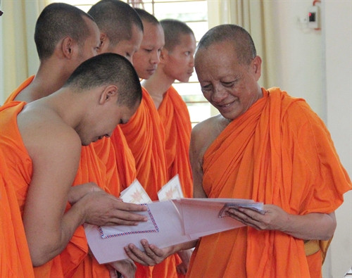 Hòa thượng Tăng Nô, Phó Hiệu trưởng Trường Bổ túc Văn hóa Pali trung cấp Nam bộ trao phần thưởng cho các tăng sinh. Ảnh: Trung Hiếu- TTXVN Hòa thượng Tăng Nô, Phó Hiệu trưởng Trường Bổ túc Văn hóa Pali trung cấp Nam bộ trao phần thưởng cho các tăng sinh. Ảnh: Trung Hiếu- TTXVN