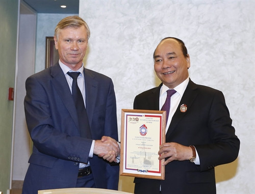 Đồng chí Vladimir Buianov, Chủ tịch hội Hữu nghị Việt - Nga trao tặng kỷ niệm chương cho Thủ tướng Nguyễn Xuân Phúc. Ảnh: Thống Nhất/TTXVN