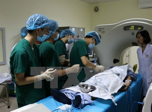 Y, bác sỹ Bệnh viện Đa khoa tỉnh Bắc Ninh thực hiện kỹ thuật đốt sóng cao tần trong điều trị ung thư gan cho một bệnh nhân. (Ảnh: Thanh Thương/TTXVN) Y, bác sỹ Bệnh viện Đa khoa tỉnh Bắc Ninh thực hiện kỹ thuật đốt sóng cao tần trong điều trị ung thư gan cho một bệnh nhân. (Ảnh: Thanh Thương/TTXVN)