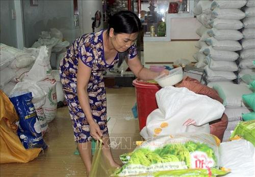 Cửa hàng kinh doanh gạo sạch của chị Phạm Thị Vinh, tiểu khu 3, thị trấn Thường Xuân luôn đảm bảo an toàn thực phẩm. Ảnh: Nguyễn Nam - TTXVN