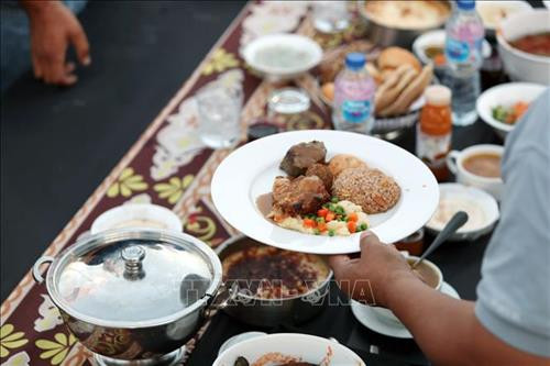 Người dân Ai Cập bên bàn tiệc Iftar dài nhất thế giới tại Thủ đô hành chính mới của Ai Cập cách Cairo khoảng 50 km về phía đông ngày 1/6. Ảnh: THX/TTXVN Người dân Ai Cập bên bàn tiệc Iftar dài nhất thế giới tại Thủ đô hành chính mới của Ai Cập cách Cairo khoảng 50 km về phía đông ngày 1/6. Ảnh: THX/TTXVN