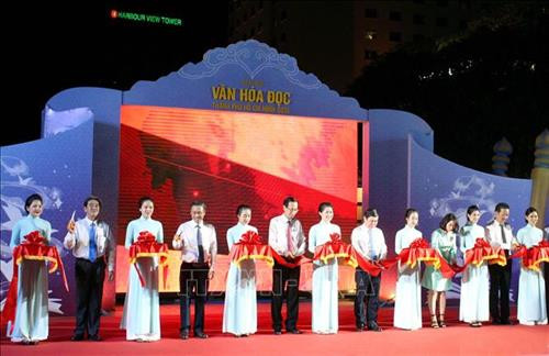 Ông Nguyễn Thành Phong, Chủ tịch Ủy ban Nhân dân Thành phố Hồ Chí Minh cùng các đại biểu cắt băng khai mạc Ngày hội. Ảnh: Thanh Vũ - TTXVN Ông Nguyễn Thành Phong, Chủ tịch Ủy ban Nhân dân Thành phố Hồ Chí Minh cùng các đại biểu cắt băng khai mạc Ngày hội. Ảnh: Thanh Vũ - TTXVN