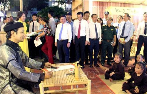 Ông Nguyễn Thành Phong, Chủ tịch Ủy ban Nhân dân Thành phố Hồ Chí Minh cùng các đại biểu tham quan không gian tái hiện lớp học thời xưa. Ảnh: Thanh Vũ - TTXVN Ông Nguyễn Thành Phong, Chủ tịch Ủy ban Nhân dân Thành phố Hồ Chí Minh cùng các đại biểu tham quan không gian tái hiện lớp học thời xưa. Ảnh: Thanh Vũ - TTXVN