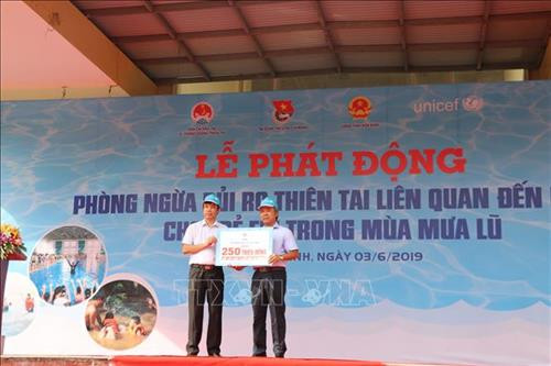 Giám đốc Công ty Thủy điện Hòa Bình trao tặng tỉnh Hòa Bình 250 triệu đồng để lắp đặt 5 bể bơi thông minh cho học sinh trong dịp hè này. Ảnh: Nhan Sinh - TTXVN Giám đốc Công ty Thủy điện Hòa Bình trao tặng tỉnh Hòa Bình 250 triệu đồng để lắp đặt 5 bể bơi thông minh cho học sinh trong dịp hè này. Ảnh: Nhan Sinh - TTXVN