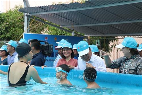Các đại biểu tham quan buổi tập bơi của trẻ em tại Trung tâm Thanh thiếu niên tỉnh Đoàn Hòa Bình. Ảnh: Nhan Sinh - TTXVN Các đại biểu tham quan buổi tập bơi của trẻ em tại Trung tâm Thanh thiếu niên tỉnh Đoàn Hòa Bình. Ảnh: Nhan Sinh - TTXVN