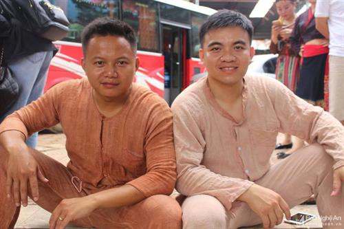 Cũng giống như nữ giới, nam giới đồng bào dân tộc này cũng có bộ trang phục riêng và không kém phầm độc đáo. Với bộ trang phục người phụ nữ màu chủ đạo là màu đen, thì nam phục người Ơ Đu là màu đỏ nhạt, màu chàm. Ảnh: Đình Tuân Bộ nam phục Ơ Đu được làm từ sợi tơ tằm gồm có quần và áo. Trong khi áo thường được may thêm 2 cái túi ở phía dưới thân áo. Còn quần không có khuy, cúc và dây chun mà dùng bằng sợi dây để cố định lại khi mặc. Ảnh Đình Tuân Trước kia do chưa có cúc nên 2 thân áo được may những sợi dây để buộc lại với nhau. Ảnh: Đình Tuân Cổ áo thường là cổ tròng. Ảnh: Đình Tuân Hiện nay, trang phục truyền thống ít được sử dụng rộng rãi trong cuộc sống thường ngày. Thế nhưng trong sự phát triển của thời trang hiện đại, không chỉ có trang phục mà nhiều nét văn hóa độc đáo của người dân tộc Ơ Đu cũng đã mai một khá nhiều. Ảnh: Đình Tuân Là 1 trong 5 dân tộc ít người nhất và cũng là dân tộc duy nhất có ở Tương Dương (Nghệ An), nên trong thời gian qua nhận được nhiều sự quan tâm đầu tư phục dựng kinh phí để bảo tồn, gìn giữ lại những nét văn hóa độc đáo của dân tộc Ơ Đu. Hy vọng với sự vào cuộc của cả cộng đồng sẽ giúp bản sắc văn hóa dân tộc Ơ Đu luôn trường tồn và phát triển. Ảnh: Đình Tuân Cũng giống như nữ giới, nam giới đồng bào dân tộc này cũng có bộ trang phục riêng và không kém phầm độc đáo. Với bộ trang phục người phụ nữ màu chủ đạo là màu đen, thì nam phục người Ơ Đu là màu đỏ nhạt, màu chàm. Ảnh: Đình Tuân Bộ nam phục Ơ Đu được làm từ sợi tơ tằm gồm có quần và áo. Trong khi áo thường được may thêm 2 cái túi ở phía dưới thân áo. Còn quần không có khuy, cúc và dây chun mà dùng bằng sợi dây để cố định lại khi mặc. Ảnh Đình Tuân Trước kia do chưa có cúc nên 2 thân áo được may những sợi dây để buộc lại với nhau. Ảnh: Đình Tuân Cổ áo thường là cổ tròng. Ảnh: Đình Tuân Hiện nay, trang phục truyền thống ít được sử dụng rộng rãi trong cuộc sống thường ngày. Thế nhưng trong sự phát triển của thời trang hiện đại, không chỉ có trang phục mà nhiều nét văn hóa độc đáo của người dân tộc Ơ Đu cũng đã mai một khá nhiều. Ảnh: Đình Tuân Là 1 trong 5 dân tộc ít người nhất và cũng là dân tộc duy nhất có ở Tương Dương (Nghệ An), nên trong thời gian qua nhận được nhiều sự quan tâm đầu tư phục dựng kinh phí để bảo tồn, gìn giữ lại những nét văn hóa độc đáo của dân tộc Ơ Đu. Hy vọng với sự vào cuộc của cả cộng đồng sẽ giúp bản sắc văn hóa dân tộc Ơ Đu luôn trường tồn và phát triển. Ảnh: Đình Tuân