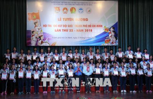 Trao chứng nhận "Chỉ huy Đội giỏi" cấp thành phố năm 2018. Ảnh: Xuân Dự - TTXVN