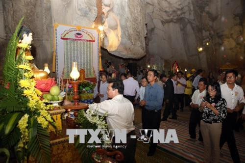 Người dân đến dâng hương tại lễ hội Vu lan báo hiếu. Ảnh: Trần Lê Lâm - TTXVN Người dân đến dâng hương tại lễ hội Vu lan báo hiếu. Ảnh: Trần Lê Lâm - TTXVN