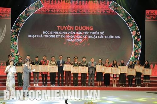 Ông Thào Xuân Sùng, Chủ tịch Hội nông dân VN và Bí thư Trung ương Đoàn Bùi Quang Huy trao Bằng khen cho HS, SV DTTS đạt giải trong cuộc khi Khoa học kỹ thuật cấp Quốc gia năm 2018.
