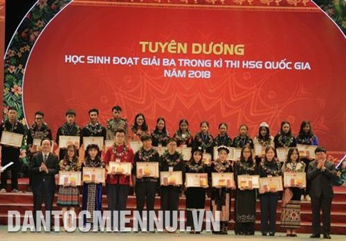 Ông Phùng Xuân Nhạ, Bộ trưởng Bộ Giáo dục và Đào tạo và ông Nguyễn Thế Kỷ, Giám đốc Đài Tiếng nói Việt Nam trao bằng khen và phần thưởng cho các em học sinh DTTS đạt giải ba trong kỳ thi học sinh giỏi Quốc gia. Ảnh: Nam Sương