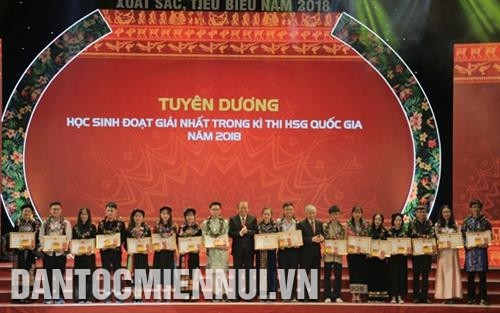 Phó Thủ tướng Thường trực Chính phủ Trương Hòa Bình và Bộ trưởng, Chủ nhiệm UBDT Đỗ Văn Chiến trao bằng khen và phần thưởng cho các em học sinh DTTS đạt giải Nhất trong kỳ thi học sinh giỏi Quốc gia năm 2018. Ảnh: Nam Sương