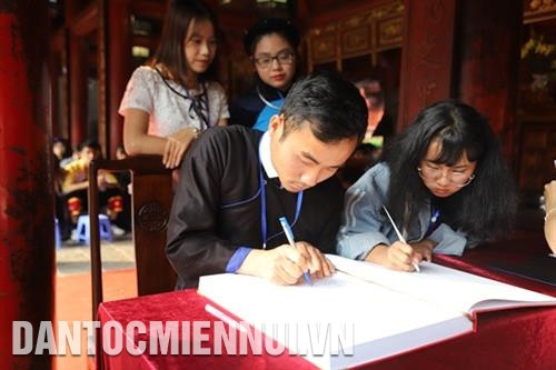 Các em học sinh, sinh viên DTTS xuất sắc, tiêu biểu năm 2018 lần đầu tiên ghi tên vinh danh trong sổ Vàng ở Văn Miếu - Quốc Tử Giám.