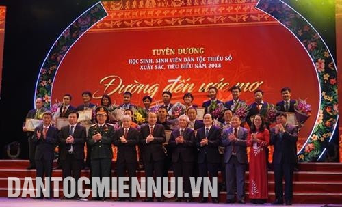 Phó Thủ tướng Thường trực Chính phủ Trương Hòa Bình và lãnh đạo các Bộ, ngành chụp ảnh cùng các nhà tài trợ cho chương trình. Ảnh: Nam Sương