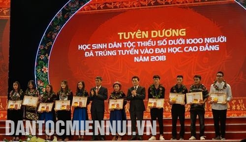 Ông Lâm Thanh Mẫn, Phó Bí thư Tỉnh ủy Sóc Trăng và ông Nông Quốc Tuấn, Thứ trưởng, Phó Chủ nhiệm UBDT trao bằng khen và phần thưởng cho các em học sinh DTTS dưới 1.000 người đã trúng tuyển vào Đại học, Cao đẳng năm 2018. Ảnh: Nam Sương