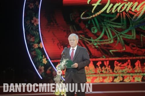 Phát biểu tại buổi Lễ, Bộ trưởng, Chủ nhiệm UBDT Đỗ Văn Chiến cho biết: Là cơ quan quản lý Nhà nước về công tác dân tộc, UBDT luôn dành sự quan tâm đối với thế hệ HS, SV DTTS, góp phần đào tạo, bồi duỗng nguồn nhân lực DTTS, đóng góp cho sự phát triển vùng đồng bào DTTS nói riêng và đất nước nói chung. Bộ trưởng biểu dương các em HS, SV DTTS xuất sắc, tiêu biểu và mong các em tiếp tục trau dồi kiến thức và các kỹ năng mềm để sau này tiếp tục phát triển, trở thành người có ích, tìm được việc làm, có thu nhập đảm bảo cuộc sống của bản thân và giúp đỡ gia đình.