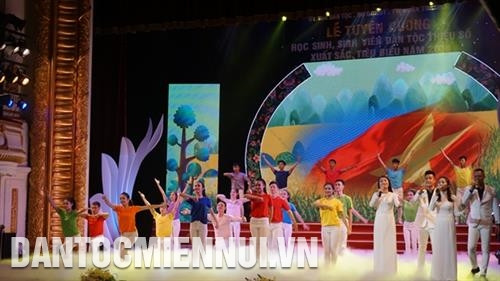 Các tiết mục văn nghệ trong Lễ tuyên dương với chủ đề "Đường tới ước mơ".