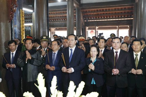 Chủ tịch nước Trần Đại Quang đến dâng hương tưởng niệm các Anh hùng liệt sỹ tại Đền tưởng niệm các Anh hùng Liệt sỹ tỉnh Hà Nam. Ảnh: Nhan Sáng-TTXVN