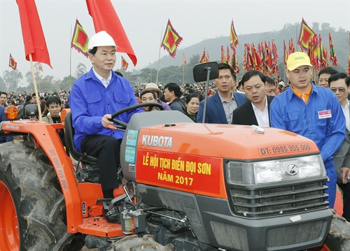 Chủ tịch nước Trần Đại Quang thực hiện nghi thức tịch điền và phát động cơ giới hóa nông nghiệp bằng hình thức cày máy. Ảnh: Nhan Sáng-TTXVN