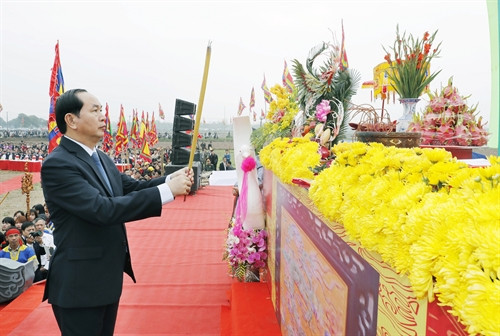 Chủ tịch nước Trần Đại Quang dâng hương tưởng niệm Hoàng đế Lê Đại Hành - người đã chọn vùng đất Đọi Sơn để thực hiện nghi thức tịch điền đầu tiên vào năm 987. Ảnh: Nhan Sáng-TTXVN