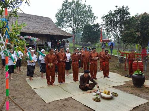 Tái hiện lễ bốc Mó của đồng bào Thổ tại Làng Văn hóa – Du lịch các dân tộc Việt Nam (4/2017) Tái hiện lễ bốc Mó của đồng bào Thổ tại Làng Văn hóa – Du lịch các dân tộc Việt Nam (4/2017)