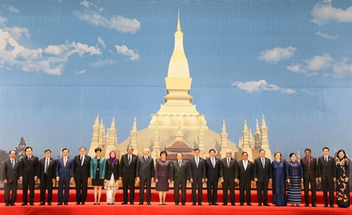 Các trưởng đoàn tham dự Hội nghị Bộ trưởng Tài chính và Thống đốc Ngân hàng Nhà nước ASEAN chụp ảnh chung. Ảnh: Phạm Kiên- TTXVN