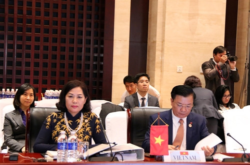 Chiều 4/4/2016, Hội nghị Bộ trưởng Tài chính và Thống đốc Ngân hàng Nhà nước ASEAN đã chính thức khai mạc tại Thủ đô Viêng Chăn (Lào). Trong ảnh: Đoàn Đại biểu Việt Nam do Bộ trưởng Tài chính Đinh Tiến Dũng và Phó Thống đốc Ngân hàng Nhà nước Nguyễn Thị Hồng tham dự Hội nghị. Ảnh: Phạm Kiên- TTXVN