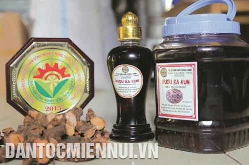 Sản phẩm truyền thống rượu Ka Kun từ củ Ka Kun là một đặc sản thơm ngon nổi tiếng của vùng đất Đông Giang. Ảnh: Nam Sương