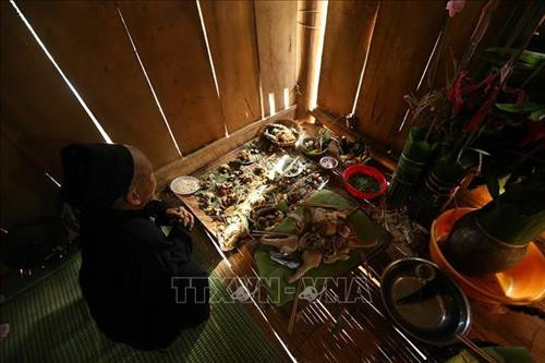 Thầy cúng làm lễ mời tổ tiên về dự. Ảnh: Phan Tuấn Anh - TTXVN