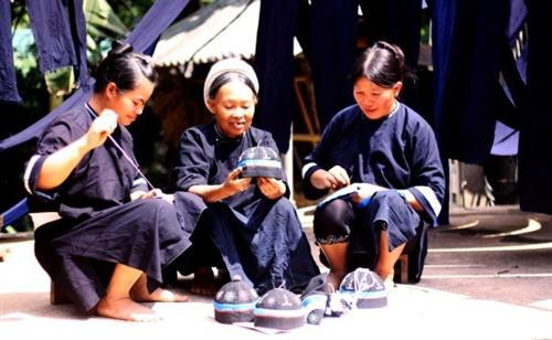 Phụ nữ Nùng An, xóm Khào A, xã Phúc Sen thêu mũ trẻ em