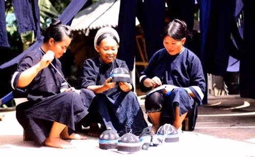 Phụ nữ Nùng An, xóm Khào A, xã Phúc Sen thêu mũ trẻ em Phụ nữ Nùng An, xóm Khào A, xã Phúc Sen thêu mũ trẻ em