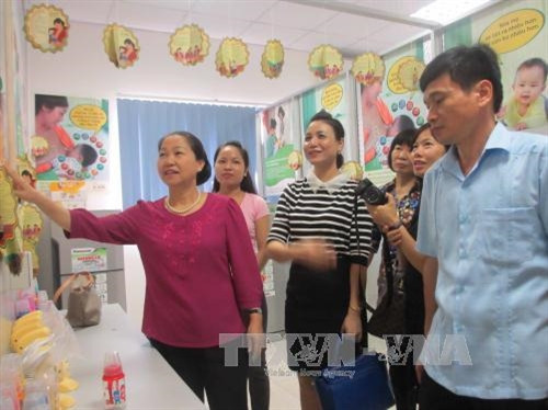 Phó Chủ tịch Tổng Liên đoàn Lao động Việt Nam, Nguyễn Thị Thu Hồng (bên trái) tham quan phòng vắt, trữ sữa cho công nhân nữ. Ảnh: Nguyễn Thảo - TTXVN Phó Chủ tịch Tổng Liên đoàn Lao động Việt Nam, Nguyễn Thị Thu Hồng (bên trái) tham quan phòng vắt, trữ sữa cho công nhân nữ. Ảnh: Nguyễn Thảo - TTXVN