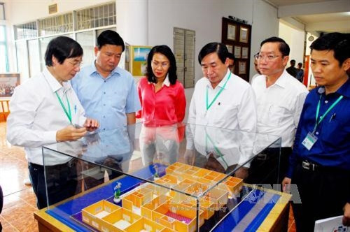 Bí thư Thành ủy Đinh La Thăng tham quan mô hình điều dưỡng – kỹ thuật y học của trường. Ảnh: Mạnh Linh - TTXVN Bí thư Thành ủy Đinh La Thăng tham quan mô hình điều dưỡng – kỹ thuật y học của trường. Ảnh: Mạnh Linh - TTXVN